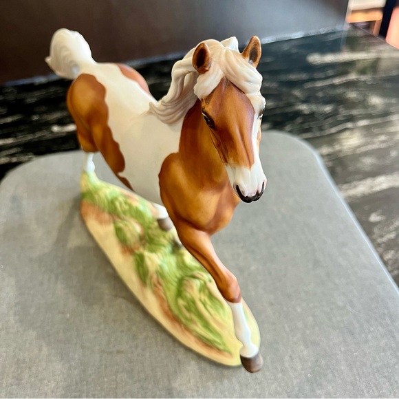 Franklin Mint Misty of Chincoteague Pinto Horse statue by Pamela Du Boulay - Picture 3 of 11